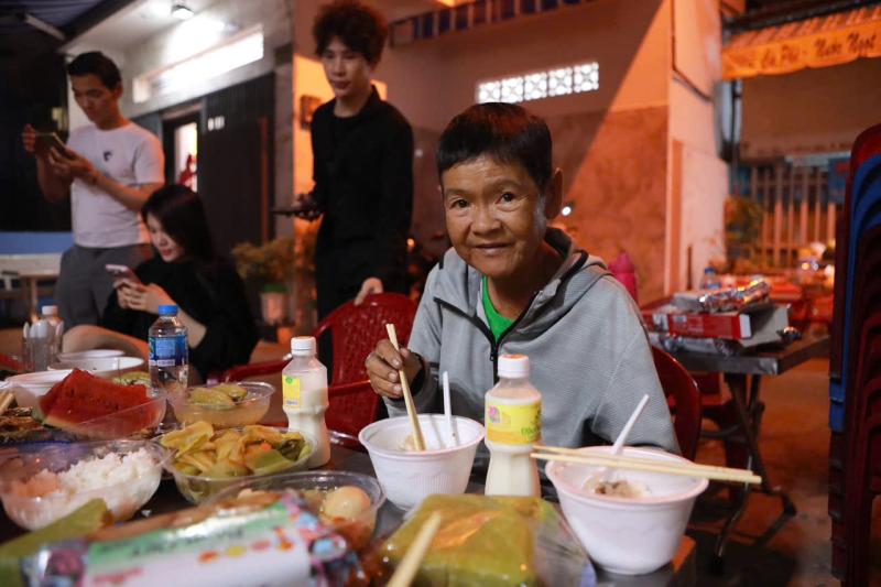 Cơm đoàn viên 0 đồng ở TP.HCM đêm giao thừa, sẻ chia nghĩa tình còn mãi
- Ảnh 4.