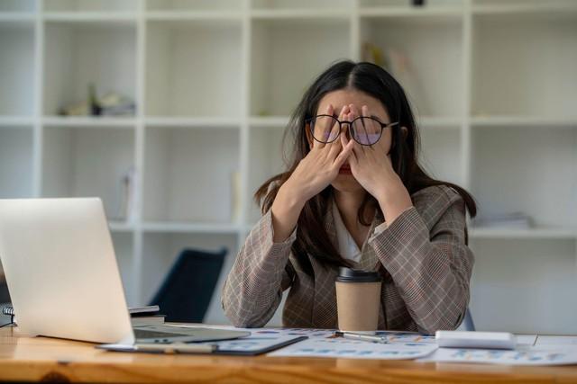Mắt cầu cứu giữa mùa deadline, thử ngay bài kiểm tra 1 phút - Ảnh 1.