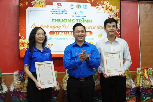 Người trẻ mang âm nhạc, quà tết đến Bệnh viện Ung bướu Cần Thơ - Ảnh 3.