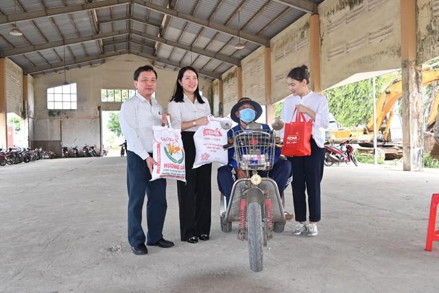Vedan trao hơn 1.000 phần quà Tết cho hộ khó khăn- Ảnh 1.