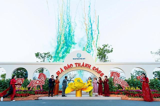 Sắc xuân tại Waterpoint: Hàng ngàn du khách say lòng trước đường hoa rạng rỡ- Ảnh 1.