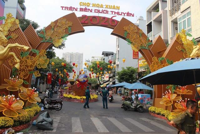 Chợ hoa 'Trên bến dưới thuyền' hot rần rần: Giới trẻ check-in trước giờ G - Ảnh 1.