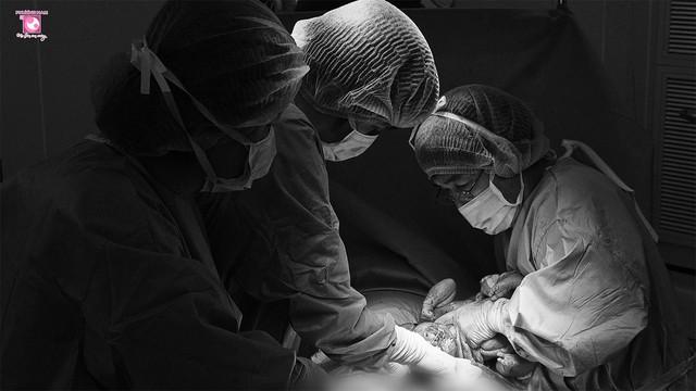 TP.HCM: Một ca mổ, bốn thủ thuật giúp sản phụ nguy cơ cao mẹ tròn con vuông- Ảnh 1.