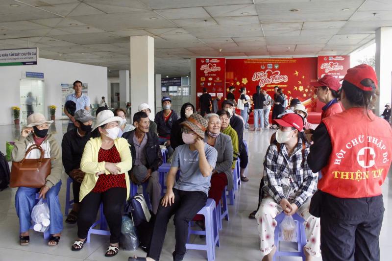 Hàng trăm bệnh nhân ung thư về quê đón tết: 'Cầm vé mà nước mắt trào ra'- Ảnh 1.