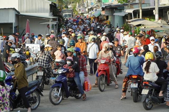 Chợ quê  miền Tây 29 tết: bánh 2.000 đồng, rau mua 1.000 đồng vẫn bán - Ảnh 1.