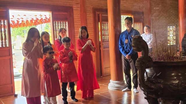 Dâng hương Bác Hồ giữa không gian xuân trang nghiêm ở Tỉnh ủy Đồng Nai - Ảnh 2.