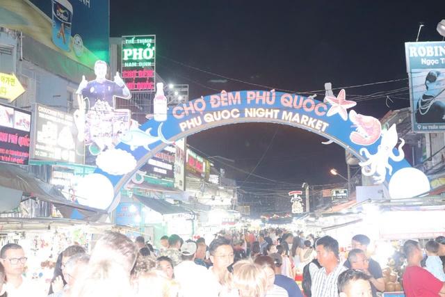 Tết Bính Ngọ 2026: Chợ đêm Phú Quốc náo nhiệt, thu  hút du khách đông 'khủng'- Ảnh 6.