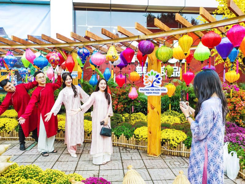 Đường hoa xuân Menas đón hơn 500.000 lượt khách du xuân - Ảnh 1.