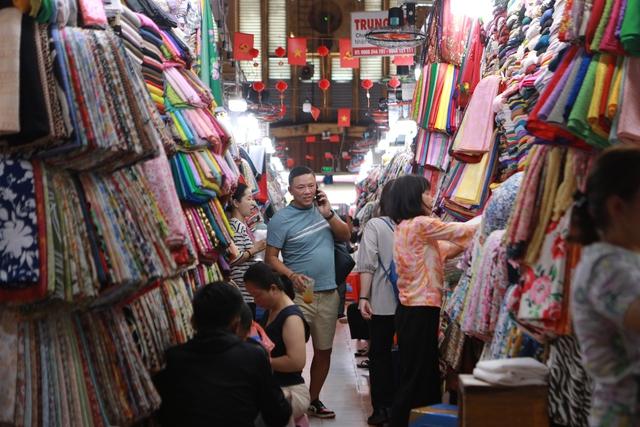 Chợ Tân Định níu chân khách bằng những giá trị thủ công - Ảnh 1.