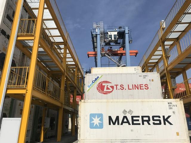 Nhiều container hàng bị kẹt ở cảng đã được 'kéo' về- Ảnh 1.
