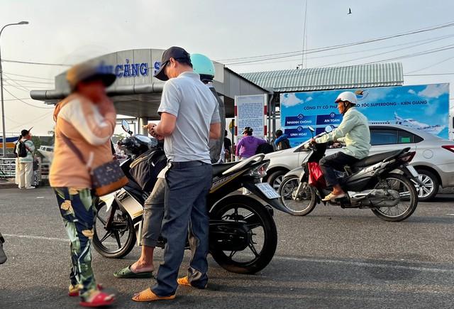 “Cò vé” trục lợi ở bến tàu đi Phú Quốc - Ảnh 1.