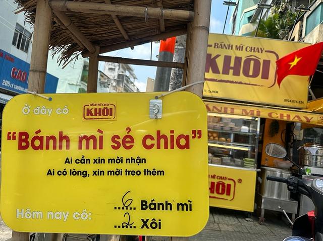 Lan tỏa trên mạng xã hội: 'Bánh mì sẻ chia' ở TP.HCM - Ảnh 1.