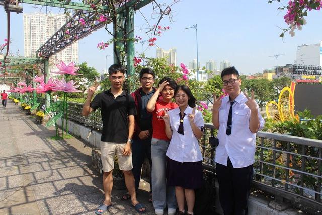 Chợ hoa 'Trên bến dưới thuyền' hot rần rần: Giới trẻ check-in trước giờ G - Ảnh 9.