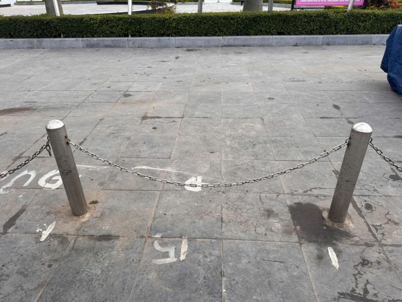 Thu 1 triệu đồng mỗi ô trên vỉa hè ở khu vực chợ tết Đồng Hới?- Ảnh 2.