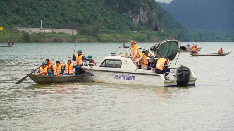 Tiếng gọi lạc giọng giữa mênh mang sông Gianh 'về với mẹ kẻo lạnh...'- Ảnh 2.