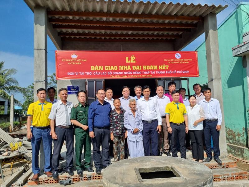 Giáp Tết Bính Ngọ, doanh nhân trao tặng nhà đại đoàn kết ở xã ven biển tỉnh Đồng Tháp - Ảnh 5.