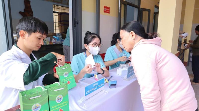 Bệnh viện ĐH Y Dược Buôn Ma Thuột thăm khám cho người dân vùng biên giới- Ảnh 2.