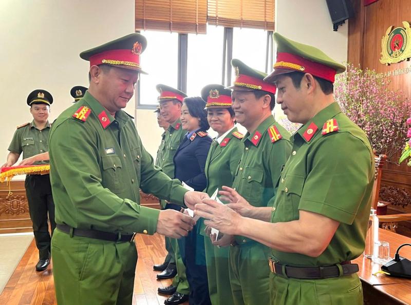 Công an tỉnh Đắk Lắk nhận thư khen triệt phá đường dây lừa đảo 1.270 tỉ đồng- Ảnh 2.