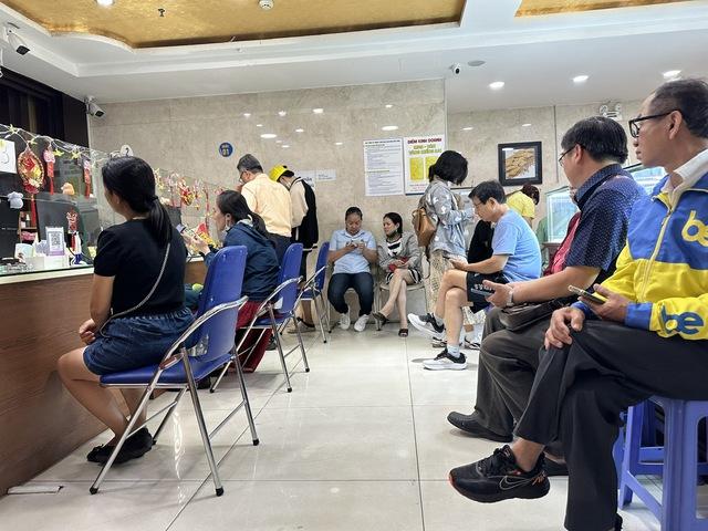 Khách ‘rồng rắn’ xếp hàng mua vàng trước ngày Thần tài, công ty tăng khối lượng bán- Ảnh 7.