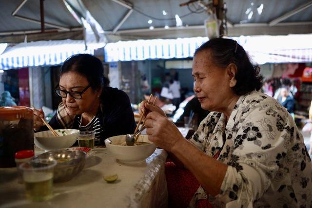 Chợ Bà Hoa thơm mùi bánh, mùi mắm xứ Quảng: Tết không về, vào chợ là thấy quê - Ảnh 9.
