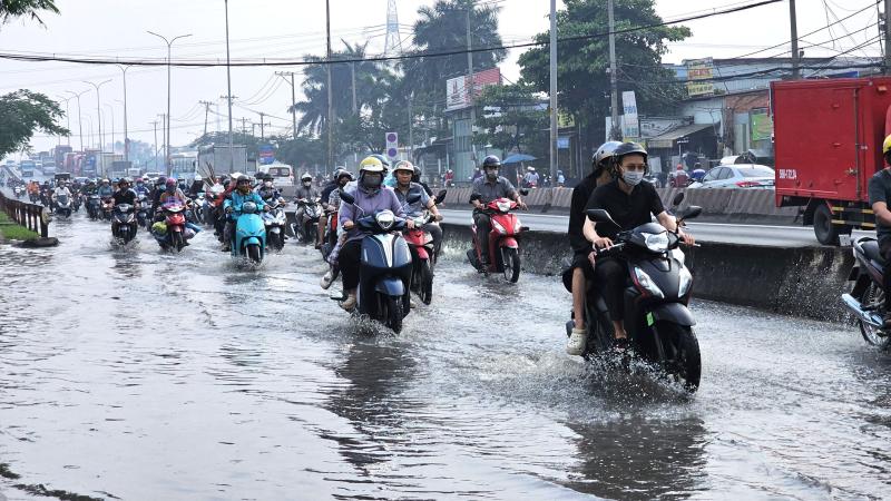 Cửa ngõ phía tây ùn ứ, CSGT dầm mưa điều tiết giao thông ngày cao điểm - Ảnh 6.