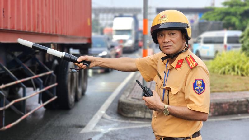 Cửa ngõ phía tây ùn ứ, CSGT dầm mưa điều tiết giao thông ngày cao điểm - Ảnh 9.