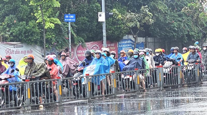 Cửa ngõ phía tây ùn ứ, CSGT dầm mưa điều tiết giao thông ngày cao điểm - Ảnh 5.