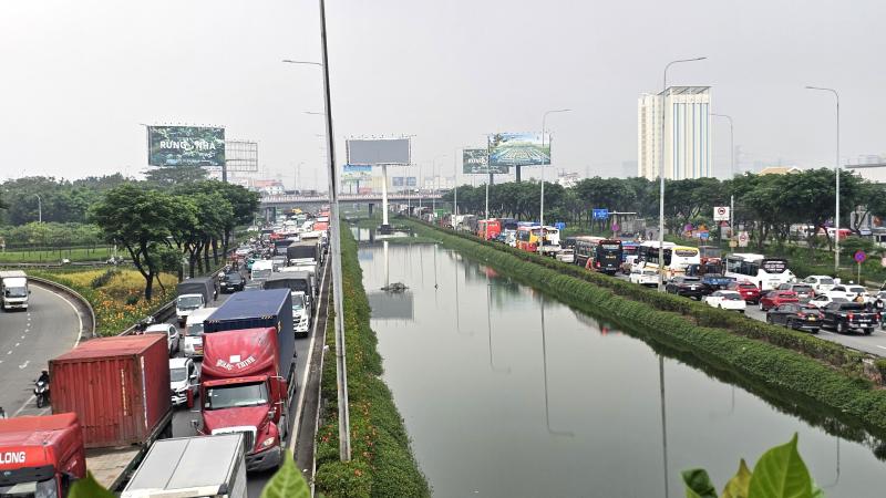 Cửa ngõ phía tây ùn ứ, CSGT dầm mưa điều tiết giao thông ngày cao điểm - Ảnh 7.