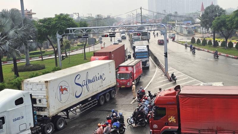 Cửa ngõ phía tây ùn ứ, CSGT dầm mưa điều tiết giao thông ngày cao điểm - Ảnh 8.