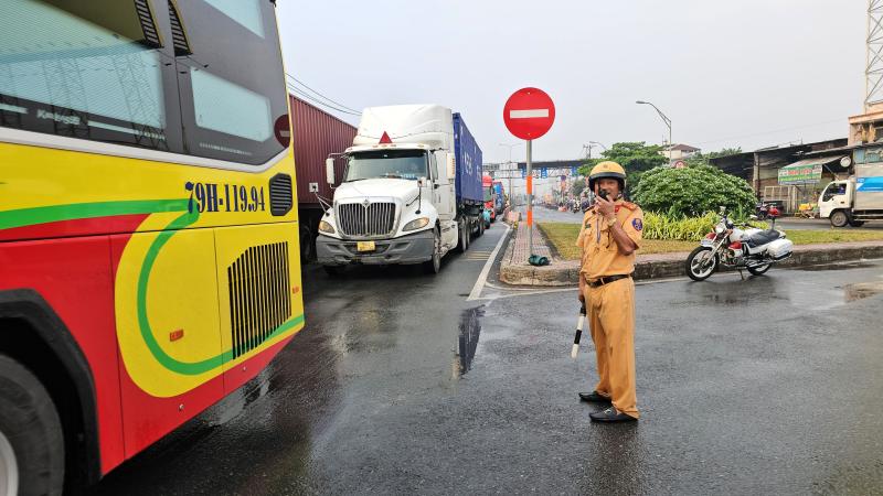 Cửa ngõ phía tây ùn ứ, CSGT dầm mưa điều tiết giao thông ngày cao điểm - Ảnh 10.
