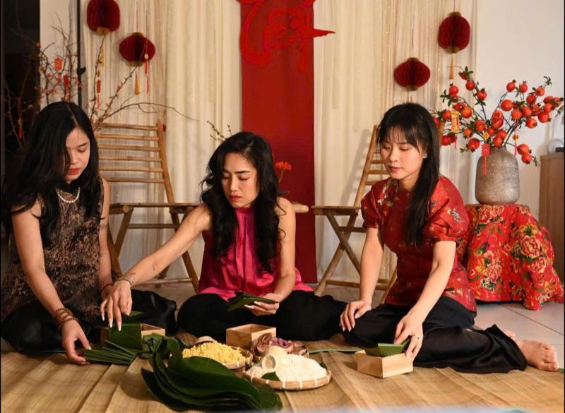 Người Việt tại Thụy Sĩ gói bánh chưng đón tết Giữa tiết trời lạnh giá - Ảnh 1.