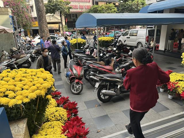 Khách ‘rồng rắn’ xếp hàng mua vàng trước ngày Thần tài, công ty tăng khối lượng bán- Ảnh 1.