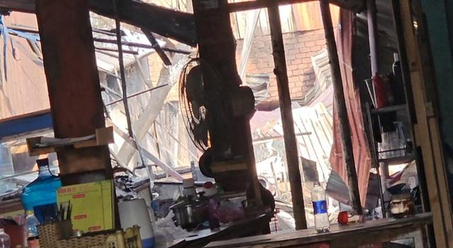 Khói đen bao trùm khu dân cư từ vụ cháy nhà dân trên đường Lê Đức Anh - Ảnh 2.