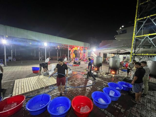 Người Công giáo ở TP.HCM đến nhà thờ gói bánh chưng làm điều đặc biệt dịp tết  - Ảnh 6.