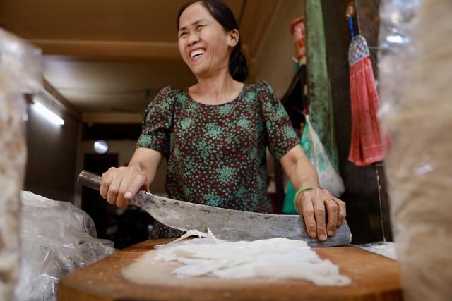 Chợ Bà Hoa thơm mùi bánh, mùi mắm xứ Quảng: Tết không về, vào chợ là thấy quê - Ảnh 8.