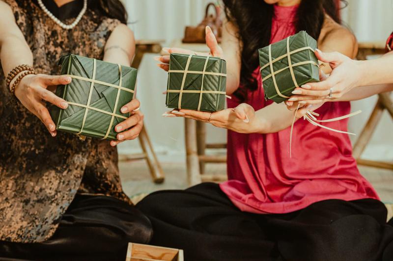 Người Việt tại Thụy Sĩ gói bánh chưng đón tết Giữa tiết trời lạnh giá - Ảnh 2.