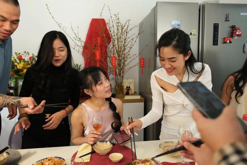 Người Việt ở Thuỵ Sĩ: Kỳ công mâm cỗ tết 3 miền Bắc - Trung - Nam  - Ảnh 1.