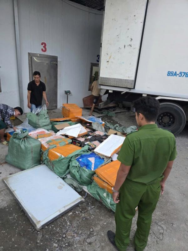 Tiêu hủy hơn 28 tấn thực phẩm bẩn không rõ nguồn gốc- Ảnh 2.