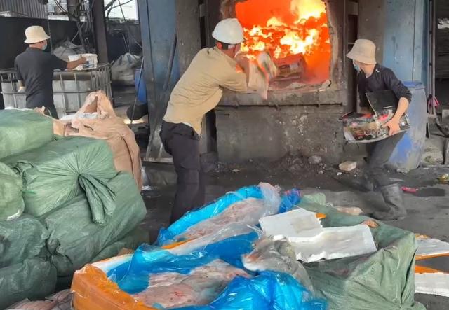 Tiêu hủy hơn 28 tấn thực phẩm bẩn không rõ nguồn gốc- Ảnh 6.