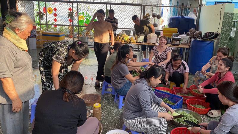 Bữa cơm tất niên đãi người thuê của chủ trọ với quy định đặc biệt ở TP.HCM - Ảnh 3.