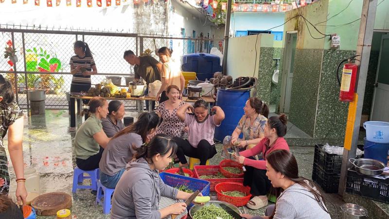 Bữa cơm tất niên đãi người thuê của chủ trọ với quy định đặc biệt ở TP.HCM - Ảnh 1.