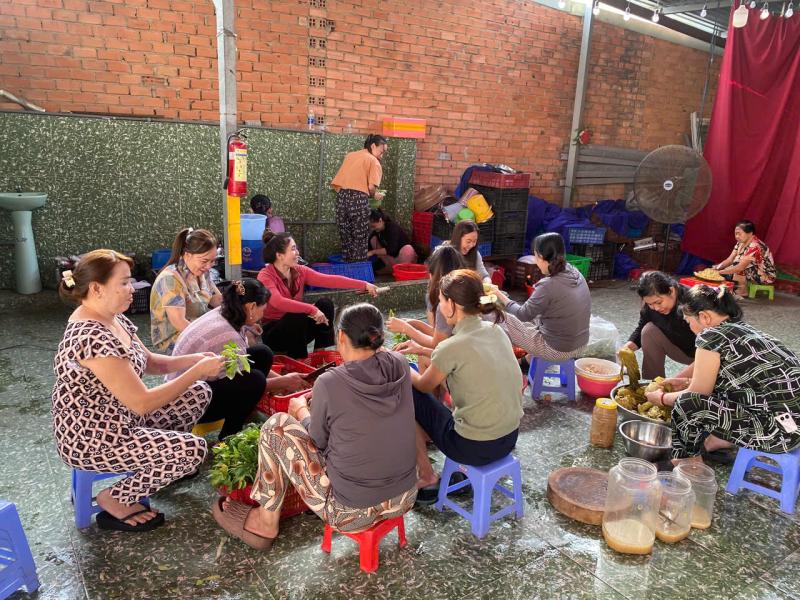 Bữa cơm tất niên đãi người thuê của chủ trọ với quy định đặc biệt ở TP.HCM - Ảnh 4.