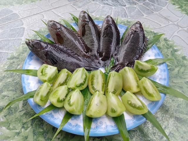 Hương vị quê hương với Cá rô đồng kho cà chua xanh đậm đà Hương vị - Ảnh 1.