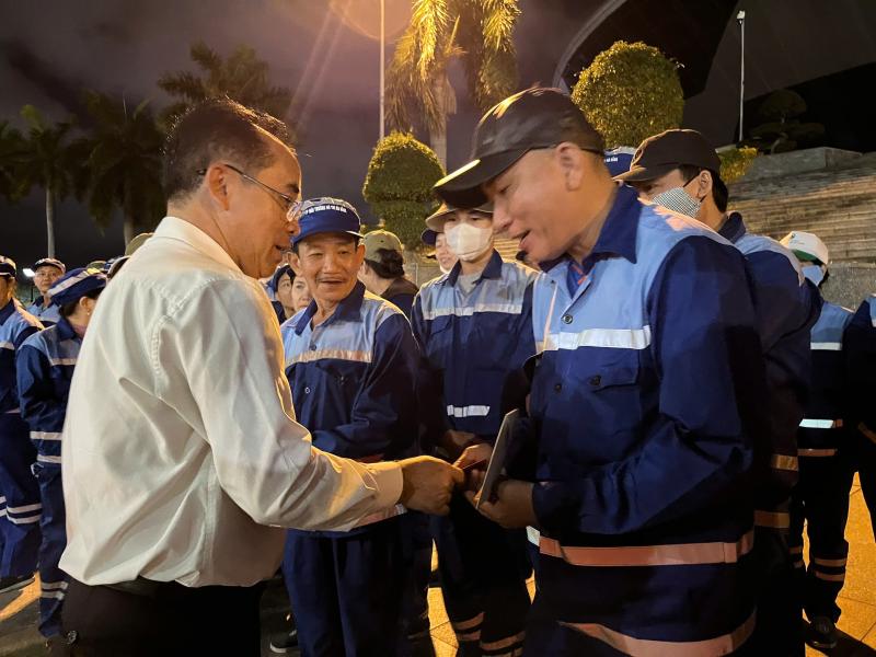 Công nhân môi trường lặng lẽ dọn rác trước giao thừa: 'Thấy phố sạch, chúng tôi ấm lòng'- Ảnh 2.