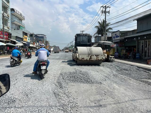 Thi công đường Lò Lu gây bụi mù, người dân “ăn cơm cùng bụi” suốt nhiều tháng - Ảnh 12.