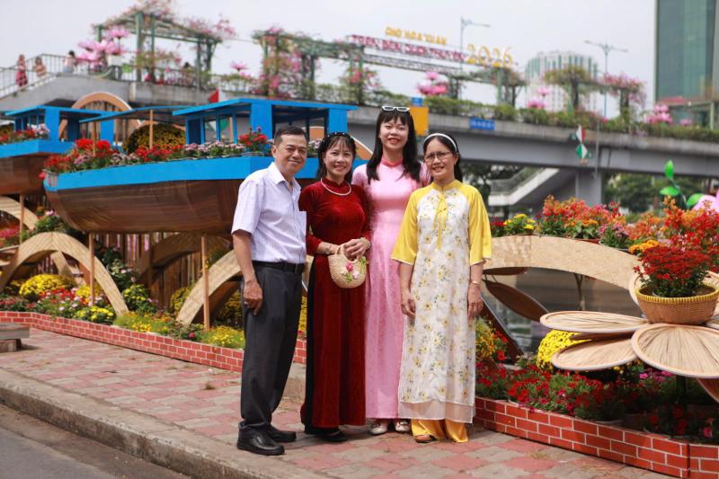Người dân nô nức check-in chợ hoa Bến Bình Đông trước giờ khai hội  - Ảnh 9.