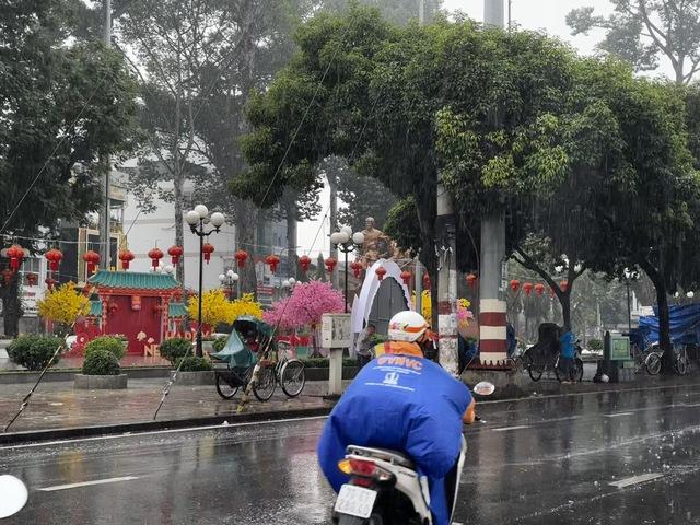 TP.HCM lại xuất hiện mưa trái mùa, nhà vườn bán hoa tết lo mất xuân  - Ảnh 5.