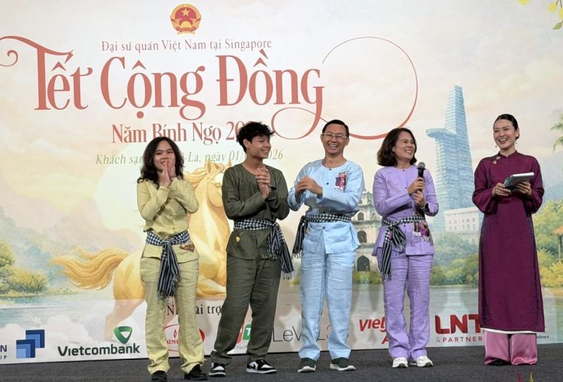 Tết Nguyên đán 2026: Màn múa ấn tượng của người Việt tại Singapore - Ảnh 2.