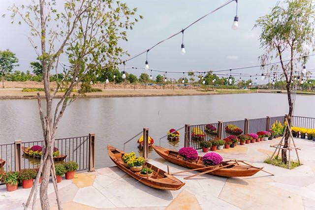Sắc xuân tại Waterpoint: Hàng ngàn du khách say lòng trước đường hoa rạng rỡ- Ảnh 2.