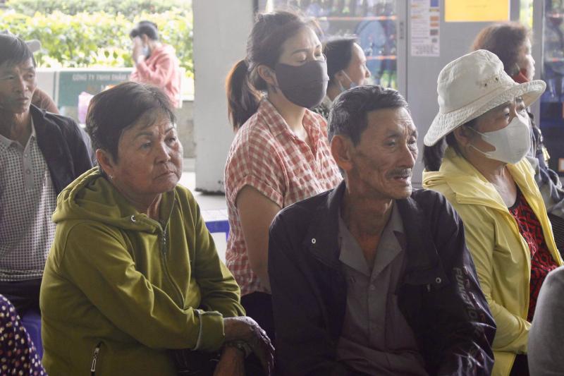 Hàng trăm bệnh nhân ung thư về quê đón tết: 'Cầm vé mà nước mắt trào ra'- Ảnh 3.